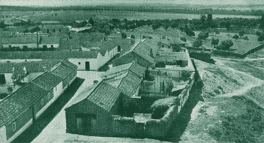 Foto de una manzana de casas de la calle Telégrafos de Malpica de Tajo en 1944