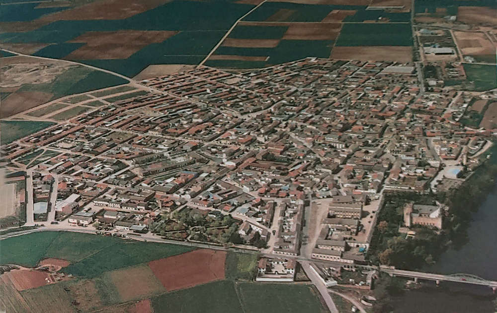 Vista áerea más moderna del pueblo de Malpica de Tajo antes de la construcción del barrio de La Fuente de lo tres Caños