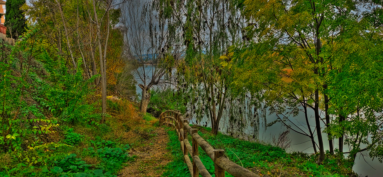 El paseo de la Barranca y el amarradero de la barca junto al ro Tajo en Malpica de Tajo