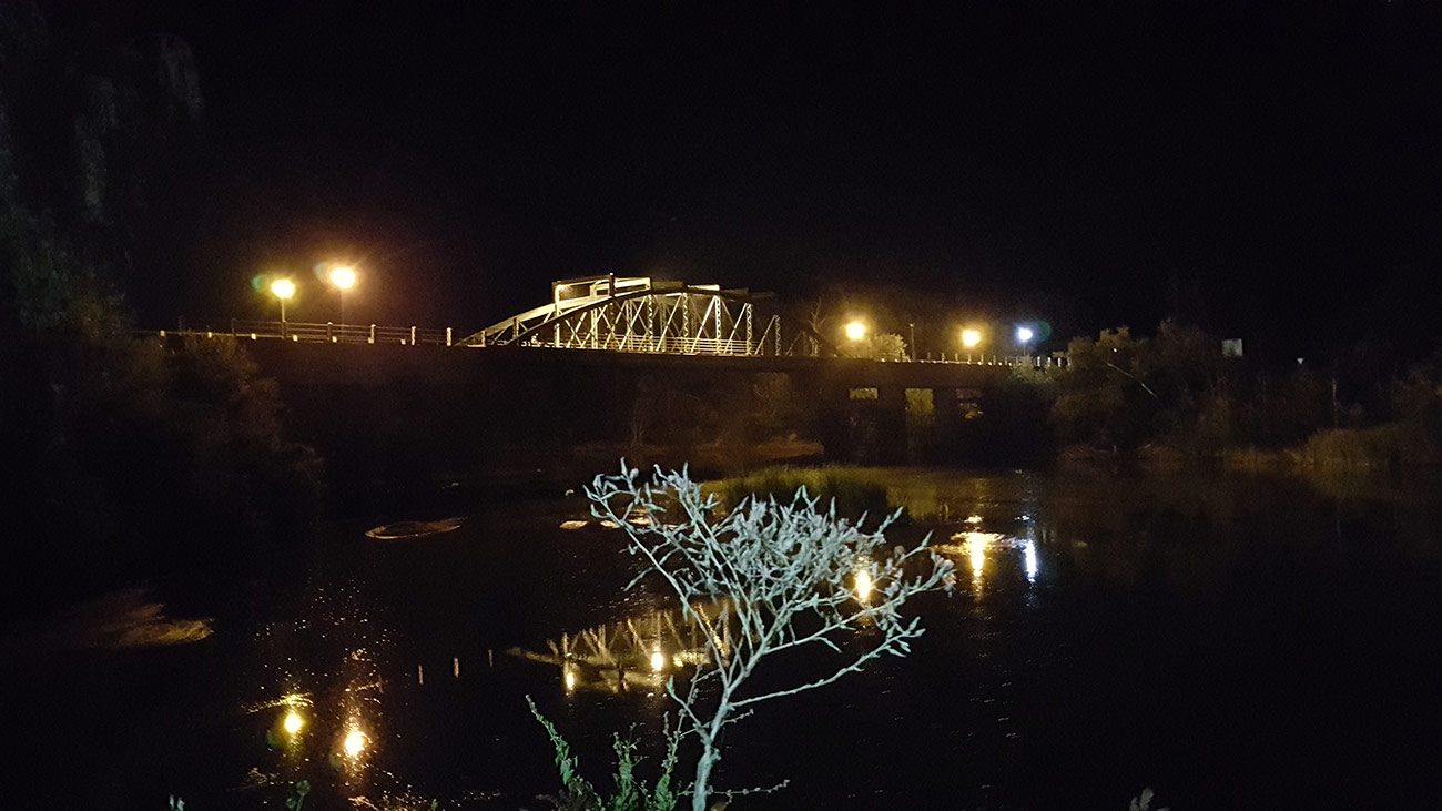 Foto nocturna del puente viejo de Malpica de Tajo desde la fuente 