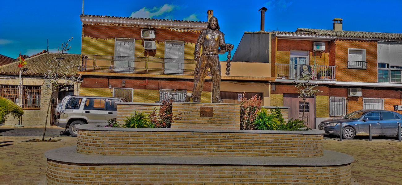 Monumento al morrache en la plaza del Carmen de Malpica de Tajo. Vista izquierda