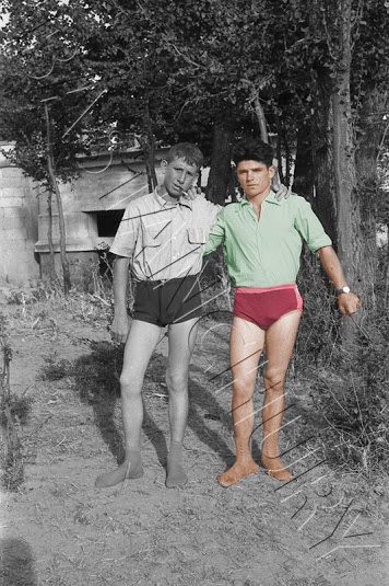Zona de vestuario natural para hombres en la playa de Malpica de Tajo en agosto de 1958