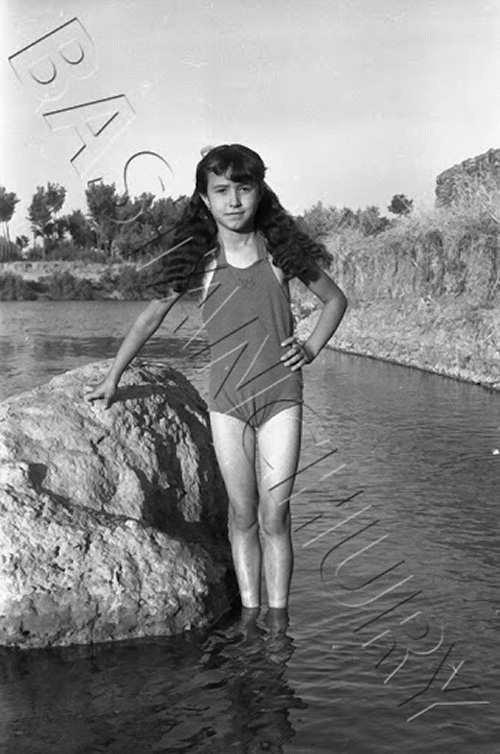 Bañista en la zona de la Fuente de los Tres Caños, Malpica de Tajo en 1958