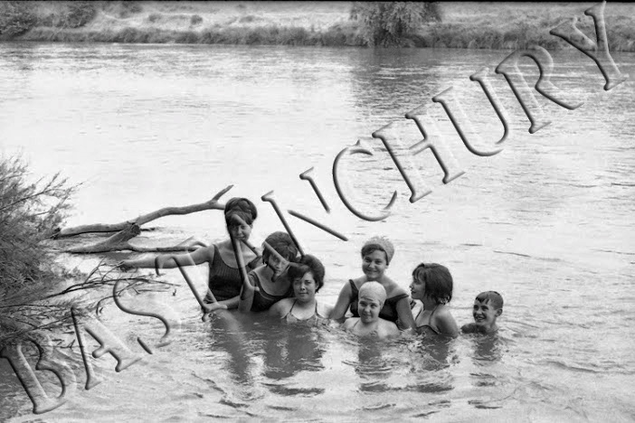 Bañistas en la zona del Palo, Malpica de Tajo en 1964