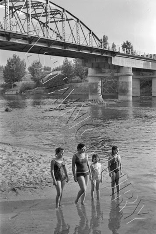 Terminación de la isla de arena en la playa de Malpica de Tajo en 1965