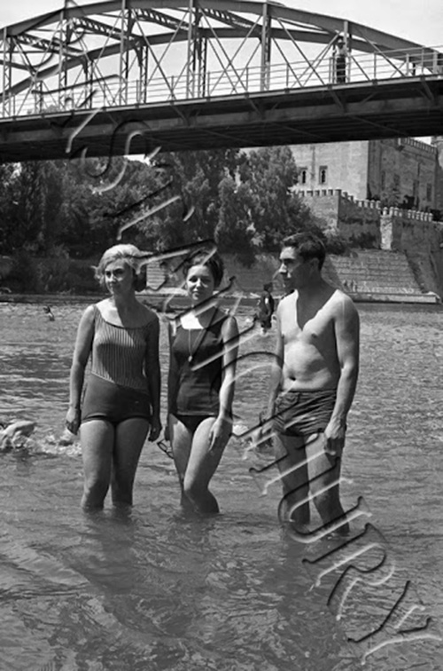 Bañistas en la zona del Palo, Malpica de Tajo en 1965