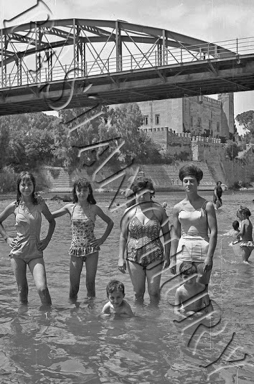 Bañistas en la zona del Palo, Malpica de Tajo en 1965