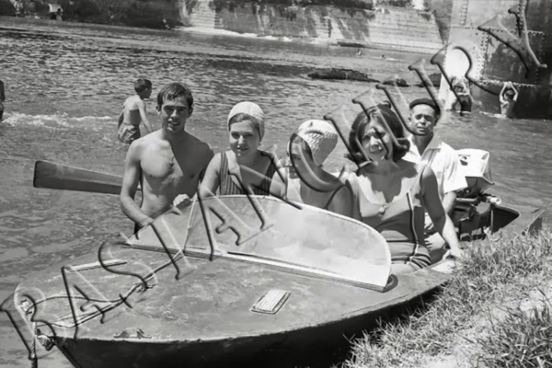 Bañistas de paseo en barca, Malpica de Tajo en 1966