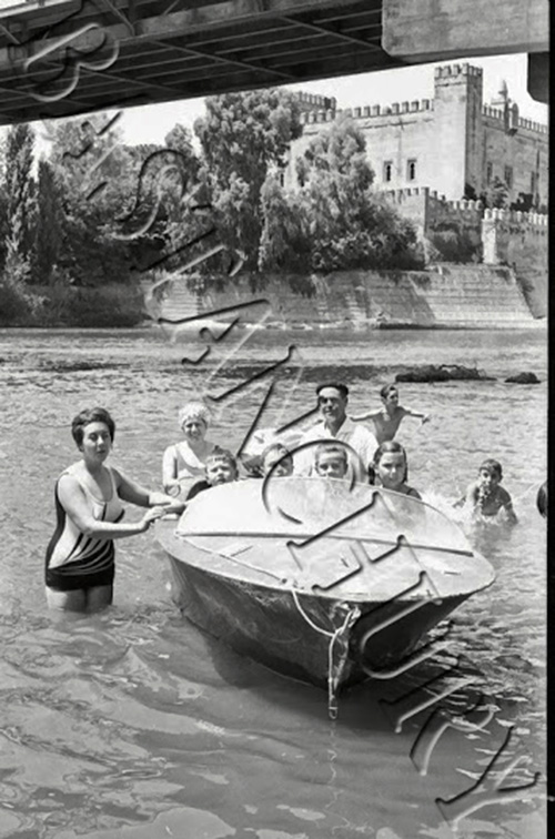 Bañistas de paseo en barca, Malpica de Tajo en 1966