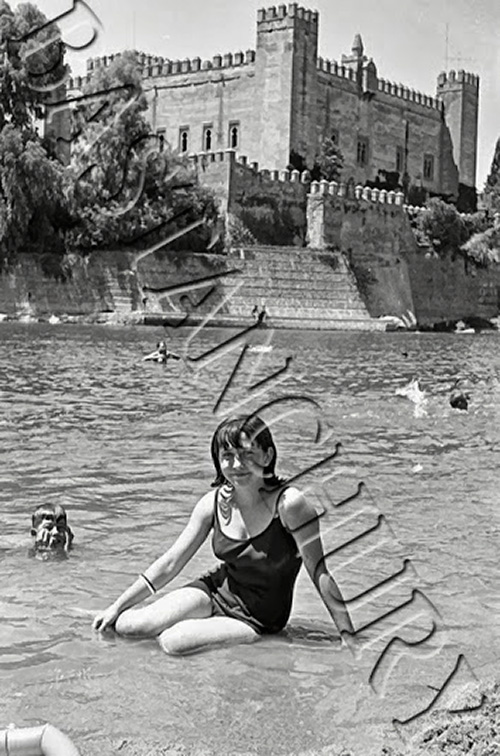 Bañista al frente de la isla de arena en la playa de Malpica de Tajo en 1966