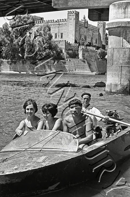 Bañistas de paseo en barca, Malpica de Tajo en 1966