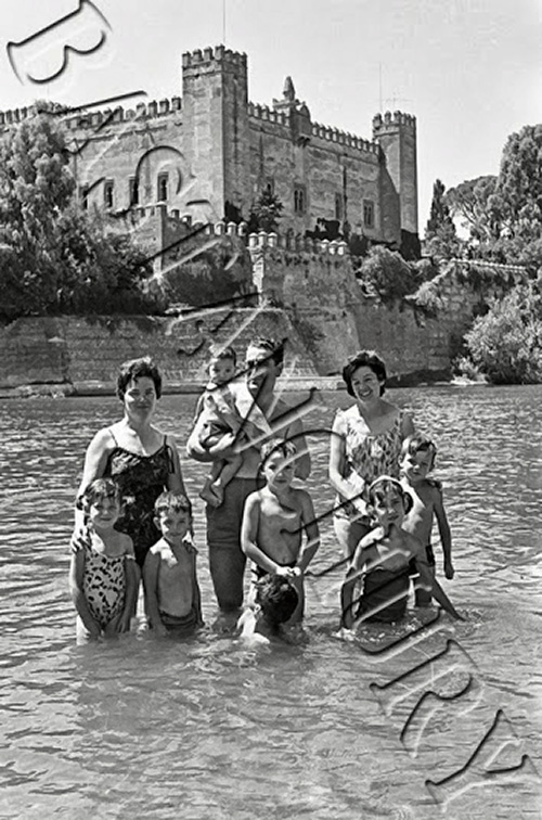 Bañista al frente de la isla de arena en la playa de Malpica de Tajo en 1966