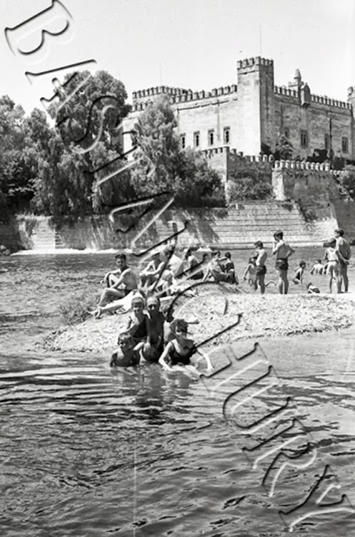 Bañista al frente de la isla de arena en la playa de Malpica de Tajo en 1966