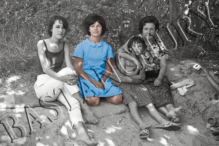 Zona de vestuario natural para mujeres en la playa de Malpica de Tajo en agosto de 1966