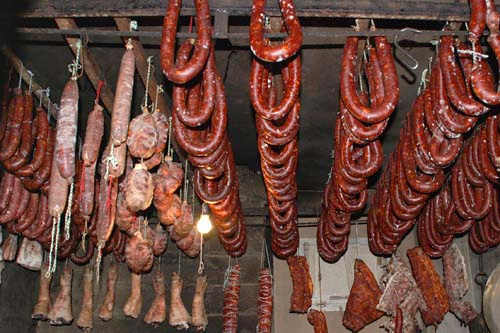 Productos de la matanza del cerdo colgados en curación