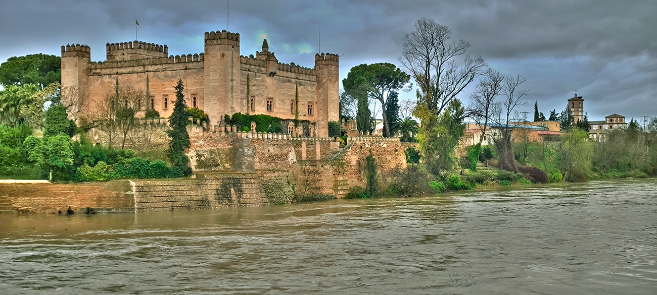 Nivel de las aguas en el frontal del castillo el 13-03-25. El muro está sumergido Nivel de las aguas en el frontal del castillo el 13-03-25. El muro está sumergido