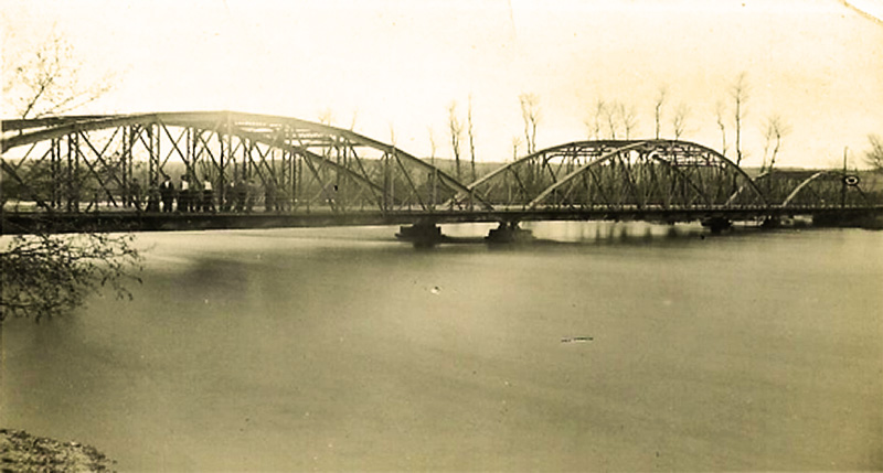 El nivel de la crecida de 1895 en el puente de hierro de Malpica de Tajo. El nivel de la crecida de 1895 en el puente de hierro de Malpica de Tajo.