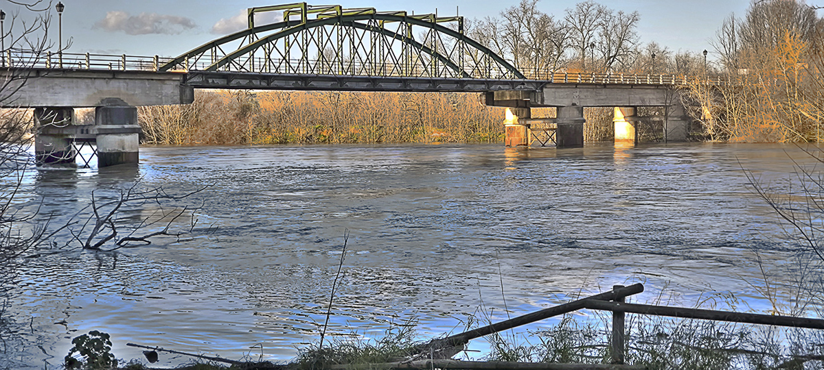 Nivel del agua del río Tajo en el puente antiguo de hierro, desde la fuente de los Tres Caños