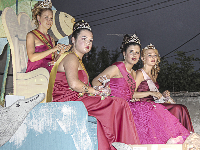 Reina de las fiestas de las Nieves y su damas de honor (Malpica 2012) Reina de las fiestas de las Nieves y su damas de honor (Malpica 2012)