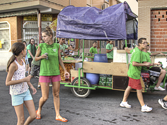...con su carrito de las provisiones de medicinas ...con su carrito de las provisiones de medicinas