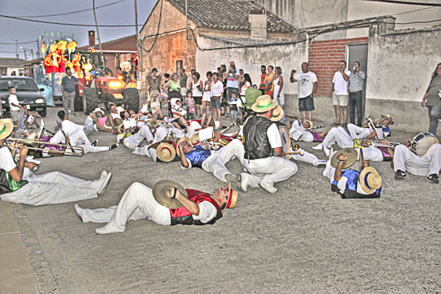 Banda de música de Malpica de Tajo tocando por los suelos Banda de música de Malpica de Tajo tocando por los suelos