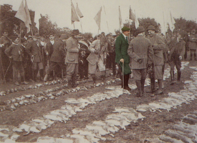 Alfonso XIII de cacería en el pueblo