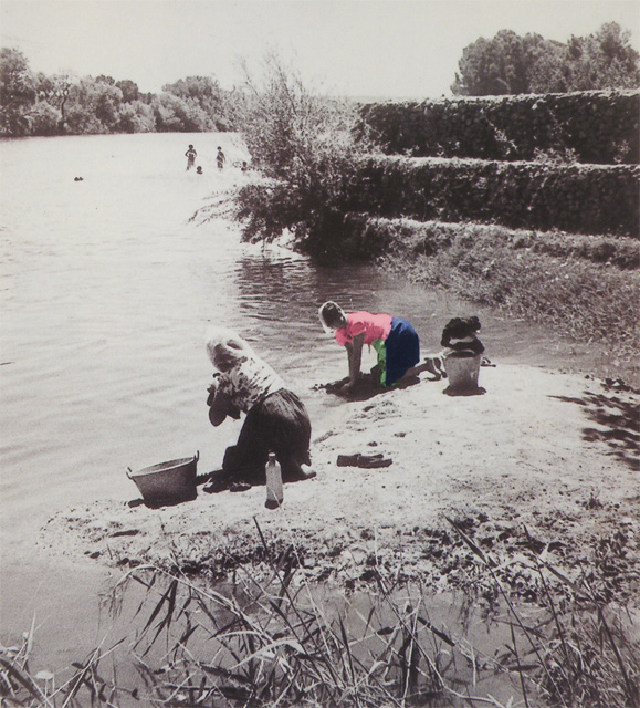 Bañistas y mujeres fregando en la zona del Peñón, Malpica de Tajo
