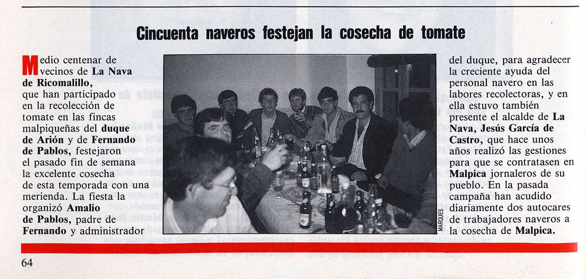 Los peones procedentes de la Nava de Ricomalillo festejan el remate de la recolección del tomate para la fábrica del duque de Arión en Malpica. Bisagra. N.º 55, 21-27/11/1988 Los peones procedentes de la Nava de Ricomalillo festejan el remate de la recolección del tomate para la fábrica del duque de Arión en Malpica. Bisagra. N.º 55, 21-27/11/1988
