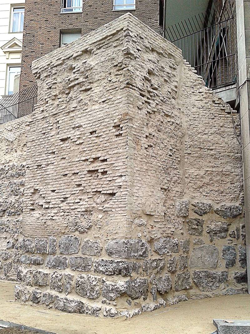 Torreón de esquina parte de la muralla árabe del parque Mohamed I en Madrid