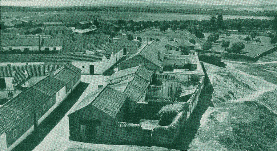 Foto de una manzana de casas de la calle Telégrafos de Malpica de Tajo en 1944. Foto de una manzana de casas de la calle Telégrafos de Malpica de Tajo en 1944