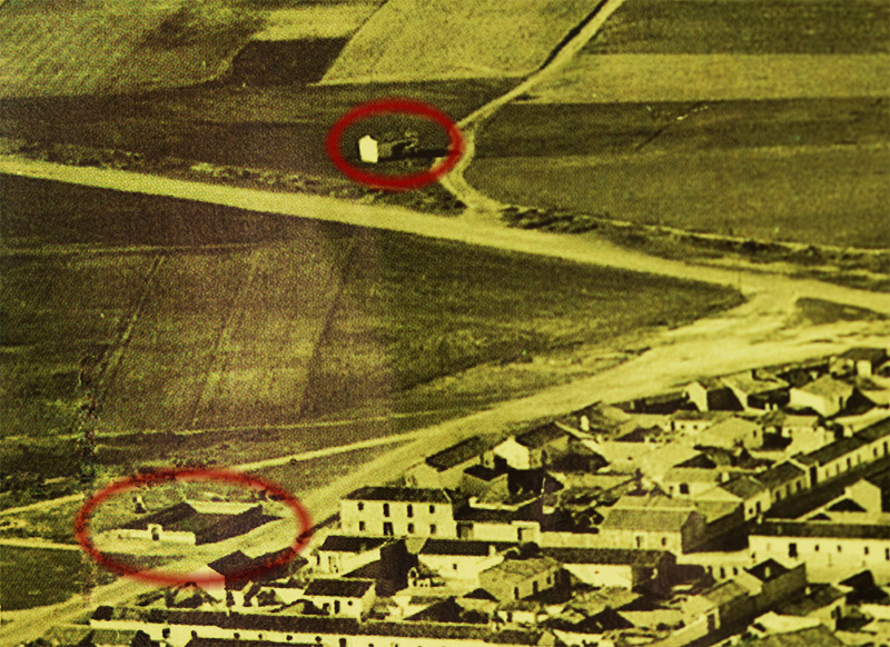 Detalle del Corral Concejo y la gasolinera en la foto aérea de Malpica de Tajo de un calendario de 1964 