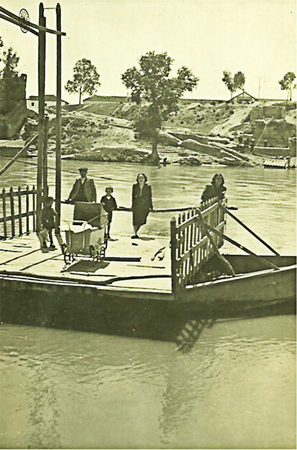 La barca de Malpica de Tajo en una foto de mediados del siglo pasado. La barca de Malpica de Tajo en una foto de mediados del siglo pasado.