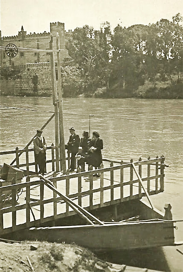La barca de Malpica de Tajo en una foto de mediados del siglo pasado. La barca de Malpica de Tajo en una foto de mediados del siglo pasado.