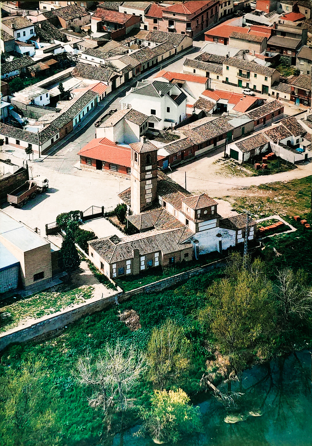 Vista aérea más moderna de la iglesia, antes de sus ampliación, y alrededores Vista aérea más moderna de la iglesia, antes de sus ampliación, y alrededores