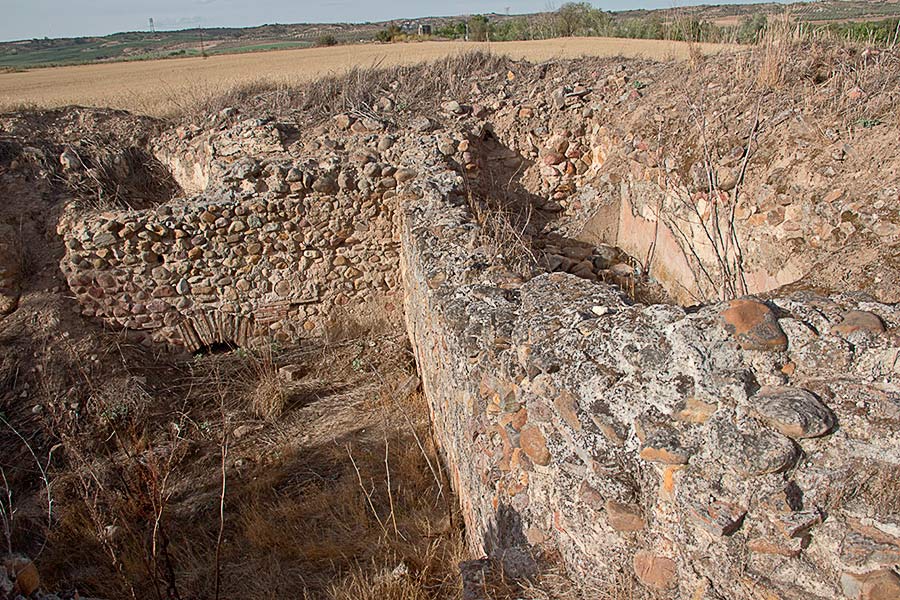 Restos de la piscina o alveus a la derecha del caldarium en las termas de la villa romana de Las Tamujas en Malpica de Tajo