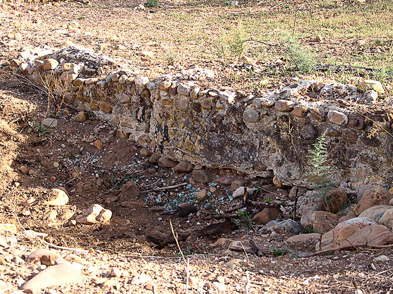 Vista parcial de la pared sur de la supuesta iglesia visigoda de Las Tamujas en Malpica de Tajo