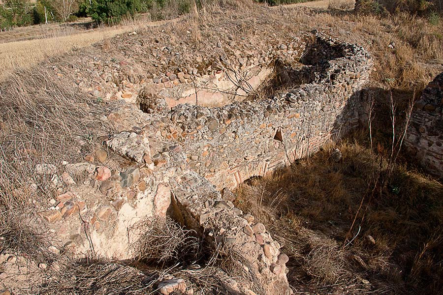Restos de la piscina o alveus a la derecha del caldarium en las termas de la villa romana de Las Tamujas en Malpica de Tajo