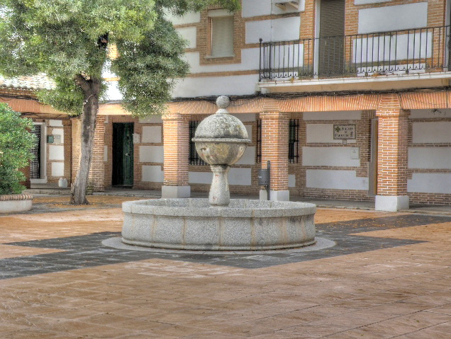 El pilón de la plaza de la Libertad en Bernuy (Toledo) El pilón de la plaza de la Libertad en Bernuy (Toledo)