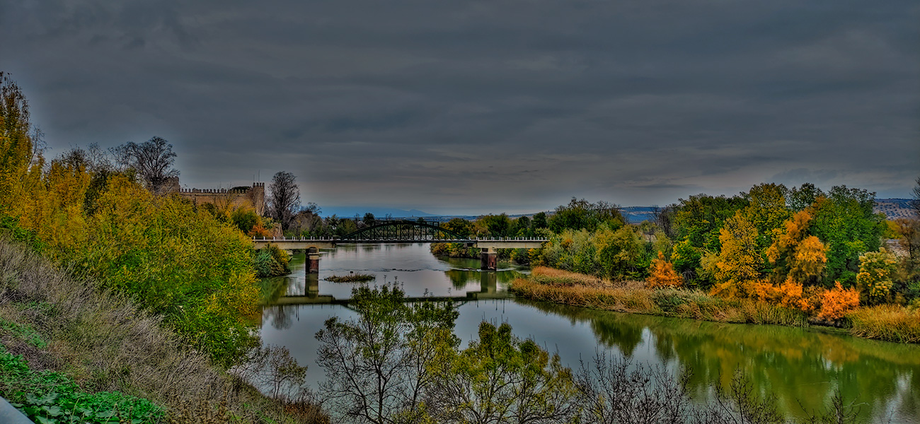 Panorámica del río Tajo, el puente viejo de hierro y el castillo desde el camino del Torrejón en Malpica de Tajo Panorámica del río Tajo, el puente viejo de hierro y el castillo desde el camino del Torrejón en Malpica de Tajo