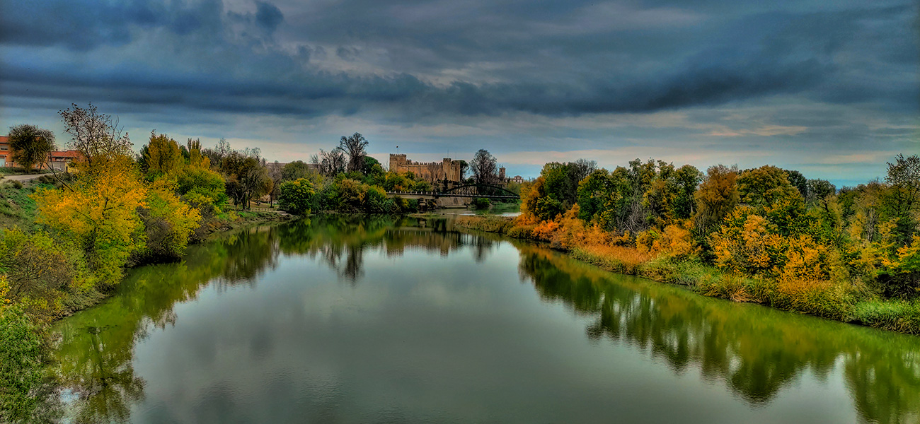 Panorámica del río Tajo, el puente viejo de hierro y el castillo desde el puente nuevo en Malpica de Tajo Panorámica del río Tajo, el puente viejo de hierro y el castillo desde el puente nuevo en Malpica de Tajo