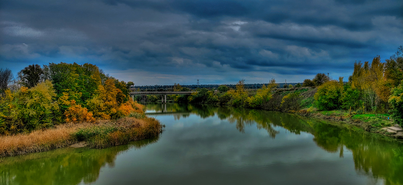 Panorámica, desde el puente viejo de hierro, del río Tajo con el puente nuevo de fondo desde el puente viejo de hierro en Malpica de Tajo Panorámica, desde el puente viejo de hierro, del río Tajo con el puente nuevo de fondo en Malpica de Tajo