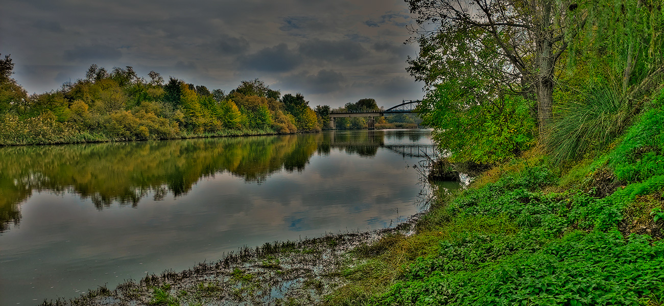 Panorámica del río Tajo y el puente viejo de hierro vistos desde el paseo de la Barranca en Malpica de Tajo Panorámica del río Tajo y el puente viejo de hierro vistos desde el paseo de la Barranca en Malpica de Tajo