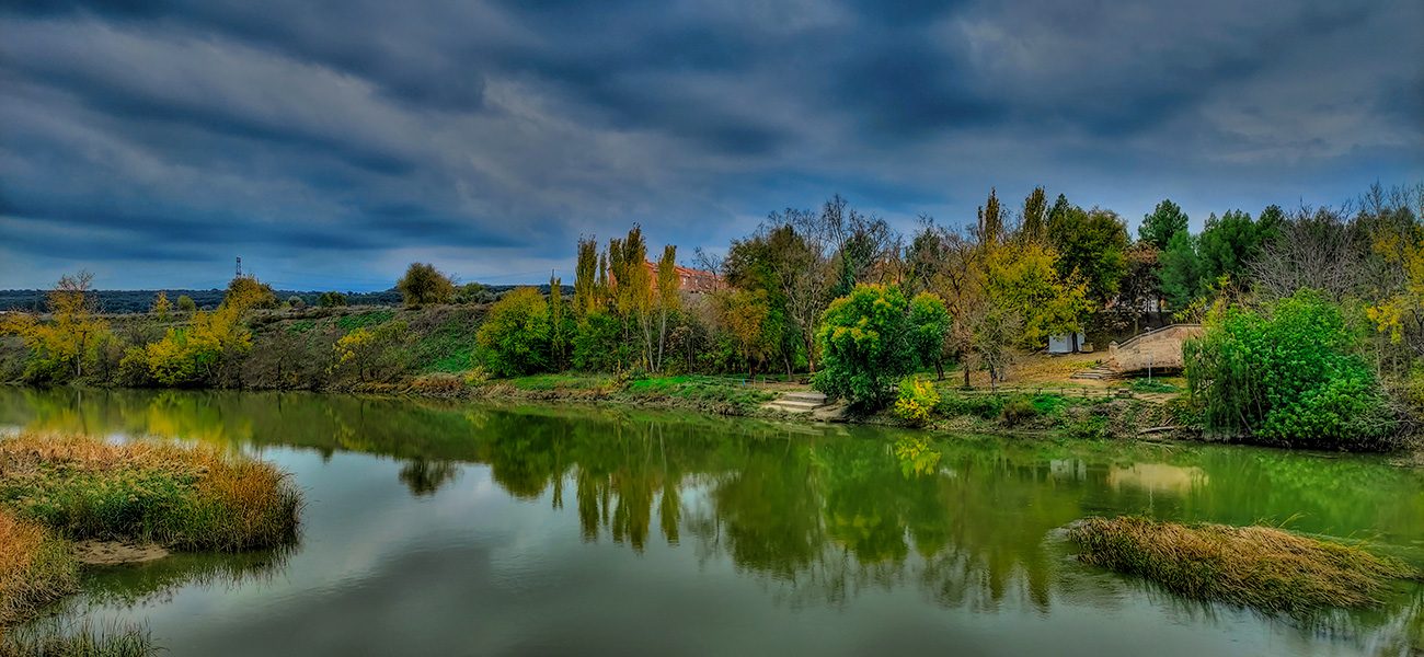 El río Tajo a la altura del paraje de la Fuente de Los Tres Caños en Malpica de Tajo El río Tajo a la altura del paraje de la Fuente de Los Tres Caños en Malpica de Tajo