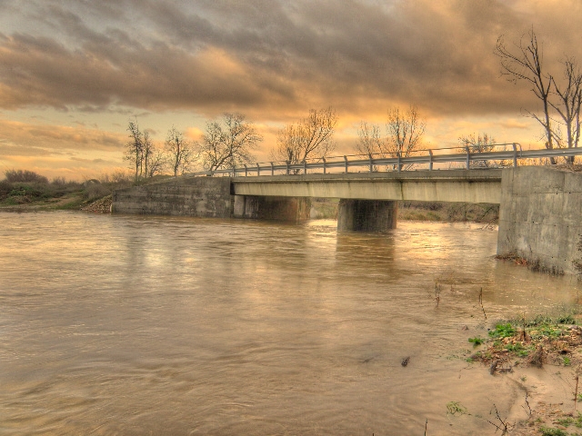 El puente de Bernuy en una de las avenidas, 2010