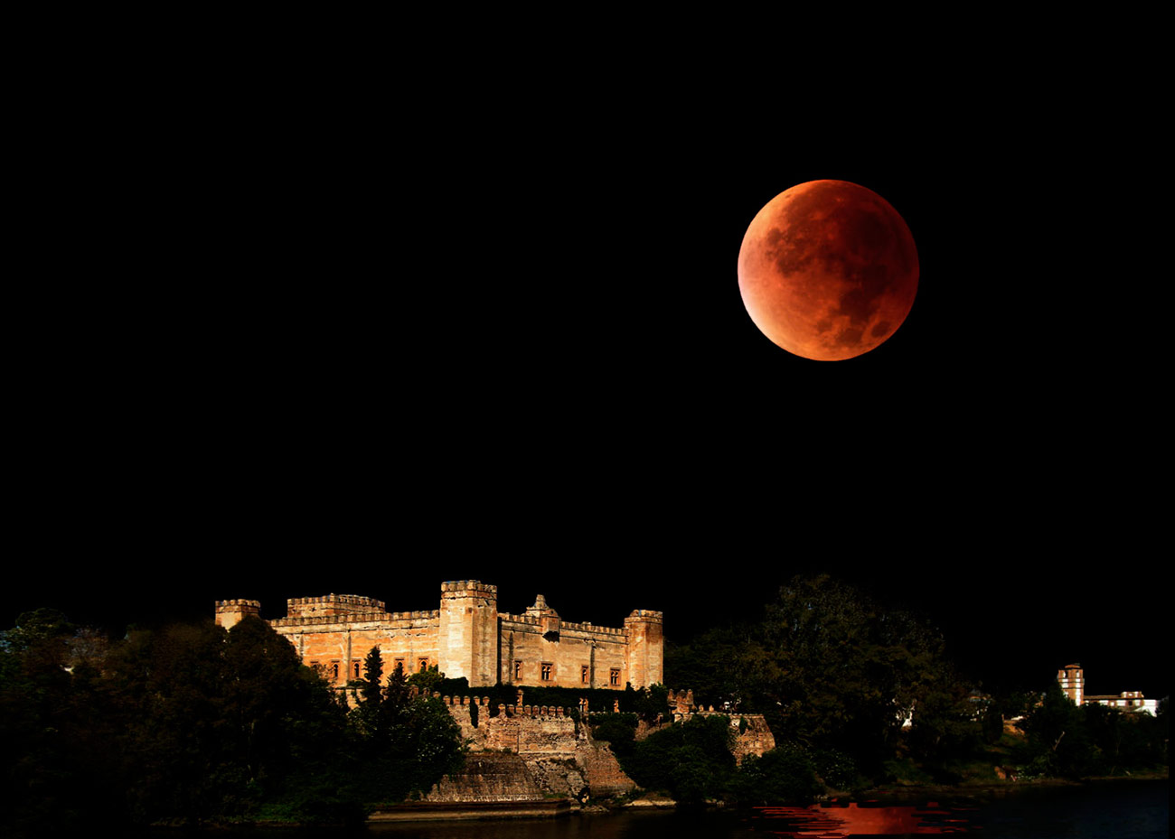 Castillo y luna llena