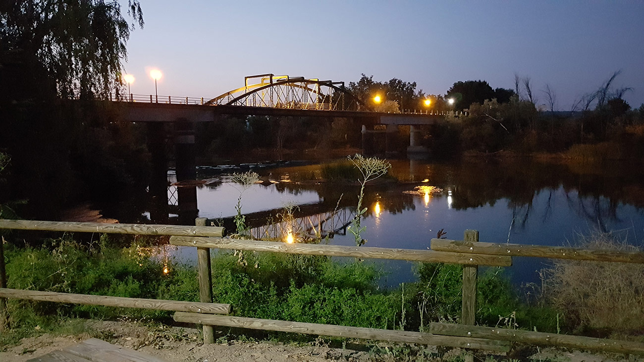 El puente antiguo de Malpica de Tajo desde la fuente 