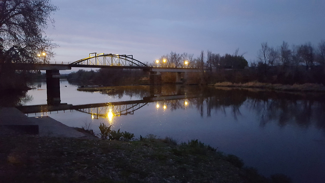 Foto nocturna del puente antiguo de Malpica de Tajo 