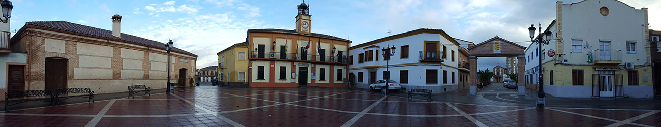 Panorámica de la plaza de la Constitución de Malpica de Tajo 