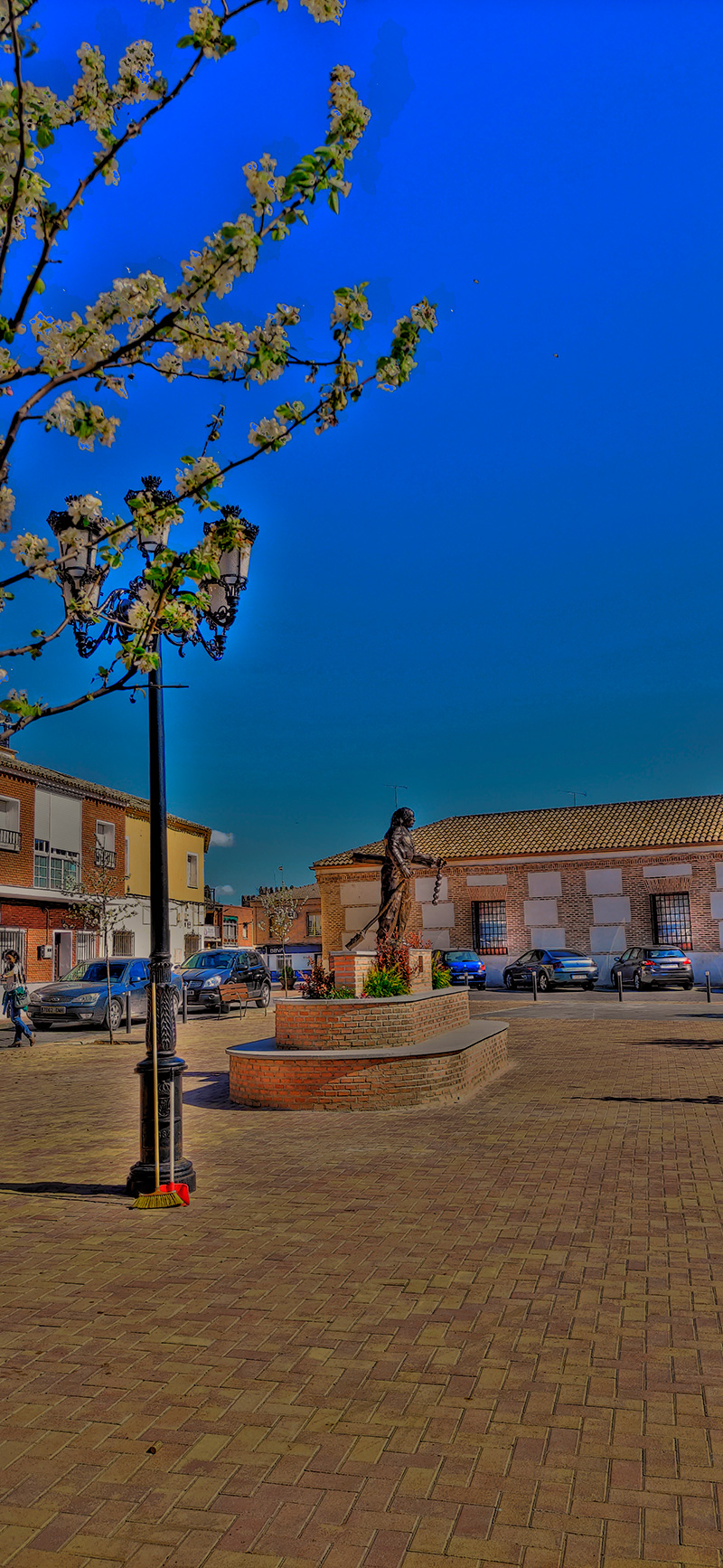 Monumento al morrache en la plaza del Carmen de Malpica de Tajo. Vista izquierda