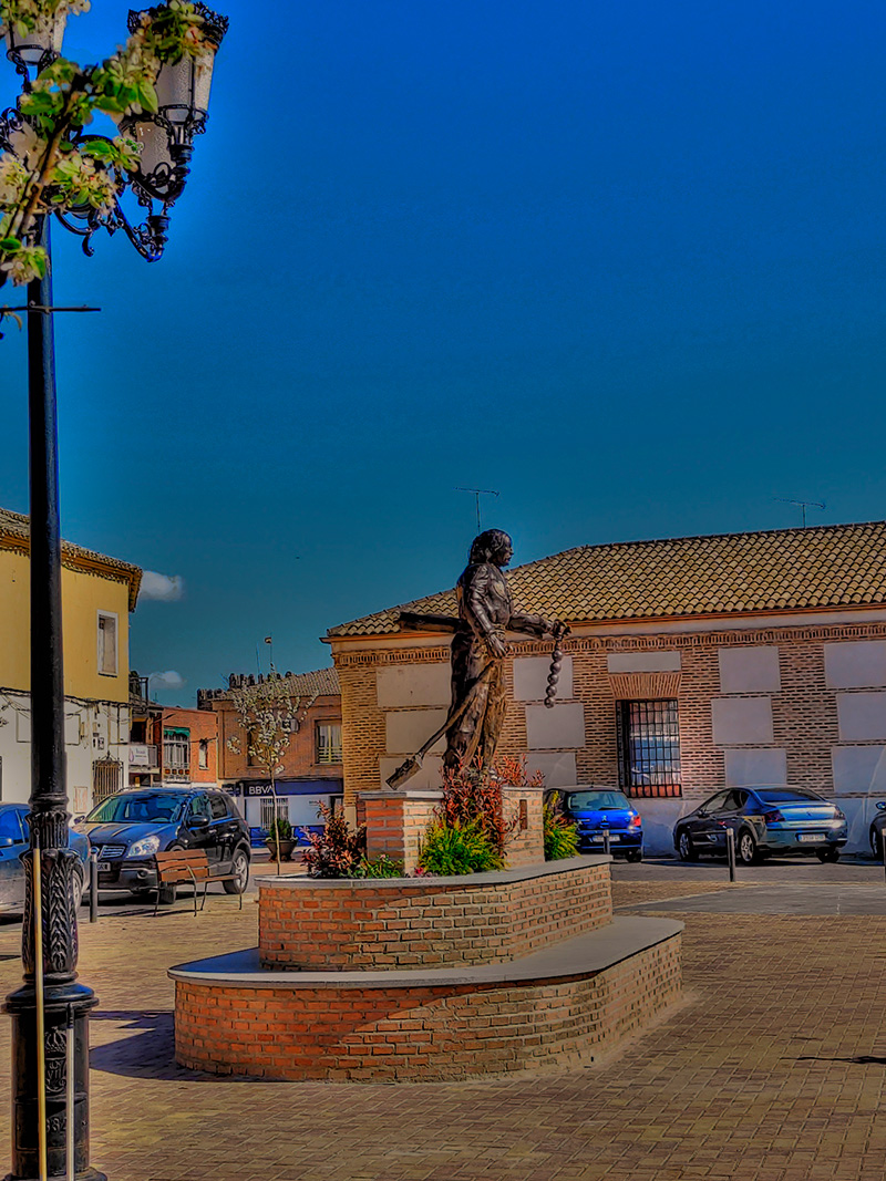 Monumento al morrache en la plaza del Carmen de Malpica de Tajo. Vista izquierda